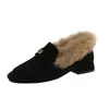 Mocassins quentinhos, fáceis de calçar, com estampa de camélia para outono/inverno, forrados com pelo de coelho, modernos e versáteis para mulheres, novo estilo 2026, disponíveis em preto e marrom