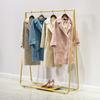 Estante de exhibición dorado para tienda de ropa, combinación de piso a techo, estante para tienda de ropa de mujer, estante de exhibición de isla de hierro, perchero
