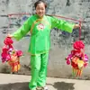 Danza Yangko, accesorios de danza de portar canastas de flores, llevar las canastas de flores a la casa de los padres, vara de carga roja, actuación folclórica, actuación festiva