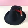 Sombrero pequeño de fieltro con plumas de colores, Sombrero de caballero vintage, Sombrero de jazz, Moda transfronteriza para hombres y mujeres, Nuevo estilo europeo y americano, Versátil