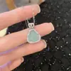 Nuevo collar con colgante de Buda Maitreya sonriente para mujer, con un diseño sofisticado, discreto y de alta gama, perfecto para atraer riqueza en 2026
