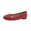 Sapatilhas femininas retrô vermelhas de bico redondo, corte baixo, com detalhe de laço, estilo slip-on, adequadas para o trajeto diário, sapatilhas ballet, disponíveis em tamanhos maiores