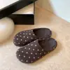 Mules de lã com bolinhas retrô, quentes e aconchegantes para outono e inverno, apresentando design de bico fechado, estilo descontraído e solas grossas para uso externo.