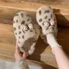 Lindas Pantuflas de Felpa con Estampado de Leopardo de Dibujos Animados para Mujer 2026 Otoño Nueva Llegada Punta Cerrada Antideslizantes Cálidas Usables Zapatos de Algodón para Hombre Perezoso