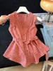 Chaleco sin mangas de verano nuevo estilo francés vintage a cuadros rojos con cuello en V y cintura con lazo, camiseta sin mangas entallada A13046