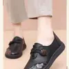 Outono 2026 Novo Estilo Sapatos de Mãe Solado Macio Antiderrapante Retro Mocassins de Couro Genuíno Respiráveis Não Machucam os Pés Leves Mocassins para Meia-Idade e Idosos