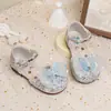 Sandálias de conto de fadas para meninas com laço, sola macia e strass 2026 verão, sapatos novos de couro da moda para meninas pequenas