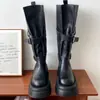 Botas altas versátiles de suela gruesa estilo clásico con exquisito diseño de hebilla de cinturón, de capas las populares botas altas de este año para mujer
