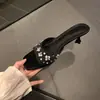 Em Estoque, Envia Imediatamente! Sandálias e Chinelos de Salto Baixo Kitten Heel Quadrados com Pétalas de Strass e Lantejoulas em Cetim Estilo Coreano Versáteis para Mulheres, Adequados para Uso Externo no Verão