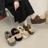 Cómodas pantuflas de algodón cerradas para uso en casa, modelo nuevo de invierno 2025, lindas pantuflas peludas de tacón alto con lazo de oso para mujer