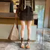 Novidade para o outono! Saia curta casual estilo coreano, lavada, tipo workwear, com cintura alta, efeito emagrecedor, cinto de rebites e bolsos duplos laterais.