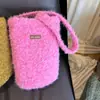 Nova Bolsa de Balde de Pelúcia Retrô de Grande Capacidade Versátil de Ombro Único Outono e Inverno Nicho Casual Transversal