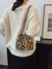 Bolsa de Pelúcia Estampada de Leopardo de Nicho Outono e Inverno Transfronteiriça para Mulheres 2026 Nova Versátil Bolsa Transversal Bolsa de Pelúcia Bolsa Saco