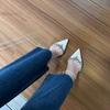 2024 Primavera y Verano Nuevas Hermosas Sandalias y Pantuflas Baotou para Mujer Beige Punta Tacón de Aguja Tacones Altos Sexy Satén