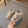 Sapatos para Meninos com Biqueira Fechada para Primeiros Passos 2025 Sandálias de Verão Solado Macio Antiderrapante Ursinho Sapatos para Primeiros Passos de Bebê Estilo Coreano Sandálias para Meninas