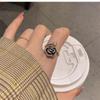 Anillo de flor de camelia negra Rich Flower para mujer ins de alta gama lujo ligero estilo francés temperamento gentil moda