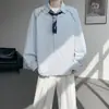 Camisa branca fluida, jovem e estilosa para homens, perfeita para um look casual e moderno, disponível em tamanhos grandes, com um design clean e uma echarpe combinando