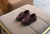 Zapatos de cuero de suela blanda para niñas, nuevo estilo primavera y otoño 2026, merceditas de princesa con borla y lazo, mocasines de cuero negro brillante