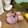 Nuevos zapatos de verano para mujer, cerrados y calados, tipo slip-on, ligeros y súper estilosos, zuecos antideslizantes ultra populares para mujer