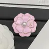 Broche de Camelia Estilo Chanel Doble C con Logo Nuevo Modelo 2025, Broche de Lujo de Alta Gama para Mujer, Venta al por Mayor