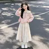 Conjunto de dos piezas para niña: una sudadera con cuello de muñeca y una falda midi de moda con lazo, perfecta para principios de otoño, adecuada para la escuela