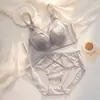Conjunto de sujetador y braguita de malla con copa satinada perlada, diseño patchwork, realce, anti-caída, soporte lateral