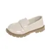 Sapatos Europeus e Americanos Pequenos de Couro para Crianças 2025 Outono Novo Estilo Sapatos Pretos de Performance para Meninos e Meninas, Sapatos Slip-On Macios para Estudantes