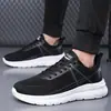 Sapatos masculinos para todas as estações, novos tênis casuais respiráveis de tecido de outono, versáteis para estudantes, com sola grossa, que aumentam a altura, sapatos de pai