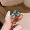 Anillo Abierto con Borla de Circonita Retro Europeo y Americano, Anillo de Dedo Índice de Lujo Ligero de Gama Alta Nicho, Joyería de Mano Versátil Personalizada al por Mayor