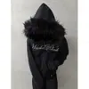 SUÉTER COM LOGO W PRETO, uma marca moderna apresentando um moletom com zíper e gola de pele sintética, jacquard com padrão de letras e detalhes bordados