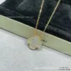 Colar de Trevo de Quatro Folhas para Mulheres, Espessamente Banhado a Ouro Rosa 18K, Não Desbota, Luxo Leve, Nicho, Versátil, Sensação de Alto Padrão, Corrente para Clavícula de Madrepérola