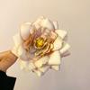 Horquilla elegante con diseño de flor de rosa de tela de primavera para mujer, estilo vacacional, estilo de celebridad de Internet, con el pelo fragmentado lateral.