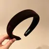 Faixa de cabeça larga de tricô minimalista e elegante estilo coreano para mulheres, novo modelo 2026, adequada para uso diário, projetada para realçar a aparência da linha do cabelo e pode ser usada como faixa de cabeça para lavar o rosto ou presilha de cabelo