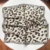 Pañuelo de seda con estampado de leopardo clásico, versátil para el verano, hecho de seda sintética, pañuelo cuadrado multipropósito para decoración de bolso, diadema y pañuelo para la cabeza