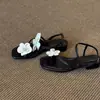 Novas Sandálias Florais de Uma Tira Estilo Coreano para Mulheres 2026, Novas Sandálias de Praia Abertas no Dedo de Couro Macio Estilo Fada para o Verão