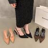 Sandálias Elegantes e Sexy de Bico Preto para Mulheres, Temperamento Popular de Nicho de Alto Nível para Primavera e Verão com Saia e Sapatos de Bico Fino