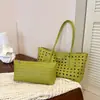 Bolsa de ombro única grande, com padrão trançado oco, nova moda 2026, estilo simples de resort, elegante, com bolsinha combinando