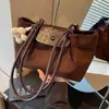 Bolso pequeño vintage de textura de alta calidad para mujer 2026 nuevo estilo moderno versátil de un solo hombro para llevar debajo del brazo bolso de mano para ir al trabajo