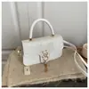 Hardware de Letra Novo Retro Simples e Estiloso Outono e Inverno 2025 Cor Pura Feminina Ombro Único Transversal Axila Pequena Bolsa Quadrada