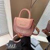 Bolso de diseño de nicho de alta gama para mujer, nuevo de verano 2024, bolso cruzado portátil, moda, color de contraste, bolso de sillín semicircular