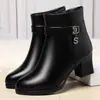 Botas Curtas Femininas 2026 Inverno Novos Sapatos de Couro Sapatos Femininos da Moda Couro Macio Irmã Sapatos de Algodão Sapatos de Cano Médio e Longo Acolchoados com Plush de Algodão