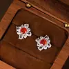 Pendientes de botón de plata S925 Vintage de Lujo Ligero Color Paloma Roja para Mujer con Sensación de Alta Gama e Incrustaciones de Diamantes, Nuevos Pendientes Rojos de Moda