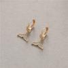 Aretes súper lindos de alta gama modernos de lujo ligero para hombres y mujeres diseño de nicho aretes colgantes de aceite aretes al por mayor