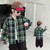 Camisa de cuadros verdes de otoño para niños, nuevo estilo primavera/otoño 2026, moderna y genial, top elegante para niños pequeños