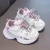 Zapatillas de malla transpirable para niñas, nueva colección de otoño, diseño de dibujos animados infantiles con correas de velcro, zapatillas deportivas de suela blanda, zapatos casuales para estudiantes