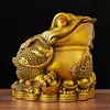 Adorno de Sapo Dorado de Latón, una pieza decorativa con un sapo dorado y lingotes, adecuado para el hogar, sala de estar, tienda o exhibición de mesa; disponible para venta al por mayor para manualidades y regalos