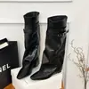 Botas Cavaleiro Modernas e Tendência com Fivela Femininas Estilo Outono/Inverno 2026 Bico Quadrado Salto Baixo Botas Dobradas Sensação de Alto Padrão Panturrilha Larga Botas Longas