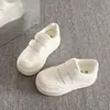 Zapatillas blancas con velcro para aumentar la altura para mujer, mocasines casuales de suela gruesa, zapatos de tendencia nicho, nueva colección primavera/verano 2026