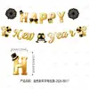 Las decoraciones para fiestas temáticas de Año Nuevo en negro y dorado incluyen guirnaldas de papel, adornos colgantes de panal, vasos de fiesta espirales y sombreros de cono