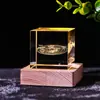 Ornamento de Cubo de Cristal Interruptor Luz Quente Base de Madeira Lua Esculpida Sistema Solar Galáxia Ornamento de Mesa Presente para Menina